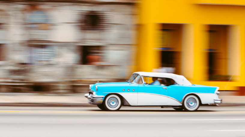 Kelsem Ricardo Rios Lima destaca o charme único dos carros clássicos restaurados e sua valorização histórica.