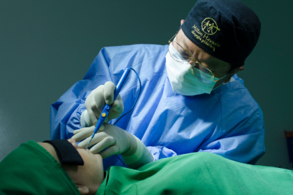 Transformações reais mostram o impacto da cirurgia plástica na vida das pessoas, destaca Milton Seigi Hayashi.