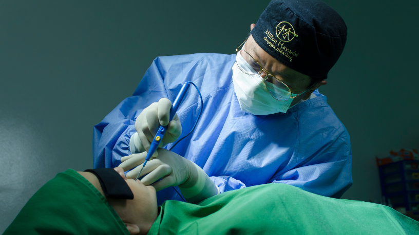 Transformações reais mostram o impacto da cirurgia plástica na vida das pessoas, destaca Milton Seigi Hayashi.