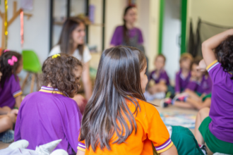 Em meio à hipercognição digital, a Sigma Educação e Tecnologia Ltda analisa a relevância do material didático físico para o desenvolvimento cognitivo e a aprendizagem profunda.