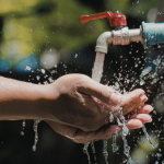 Felipe Schroeder dos Anjos explica o que é saneamento básico e por que esse conjunto de serviços é essencial para a saúde pública, o desenvolvimento urbano e a qualidade de vida nas cidades.