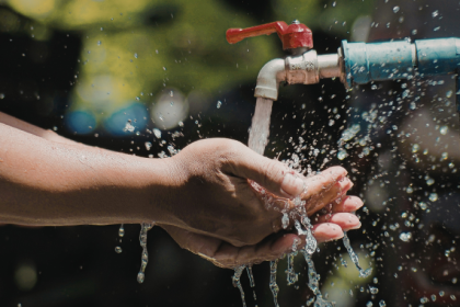 Felipe Schroeder dos Anjos explica o que é saneamento básico e por que esse conjunto de serviços é essencial para a saúde pública, o desenvolvimento urbano e a qualidade de vida nas cidades.