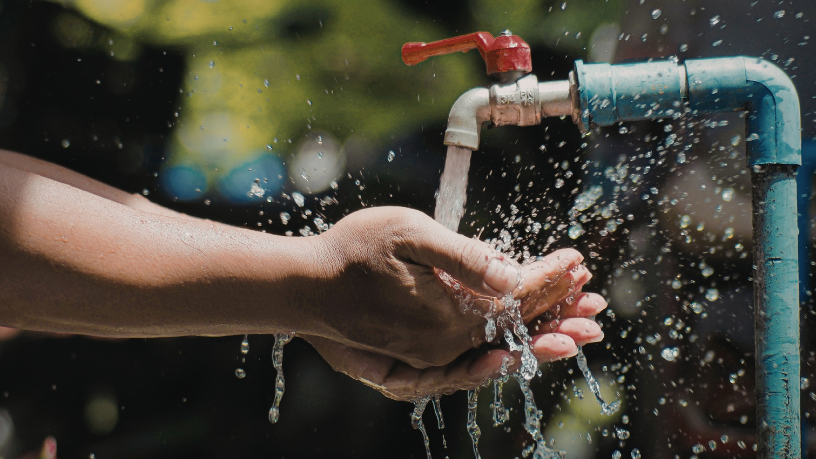 Felipe Schroeder dos Anjos explica o que é saneamento básico e por que esse conjunto de serviços é essencial para a saúde pública, o desenvolvimento urbano e a qualidade de vida nas cidades.