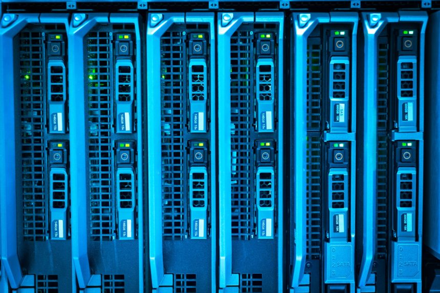 Racks de servidores iluminados em um datacenter, representando infraestrutura de tecnologia da informação.