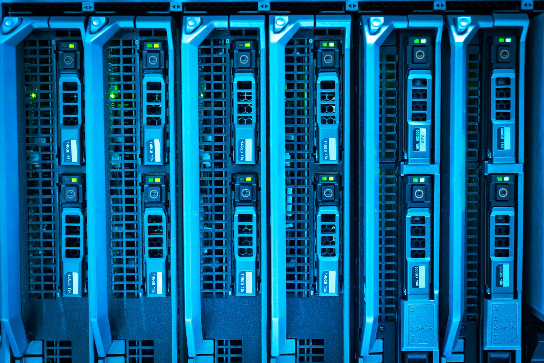 Racks de servidores iluminados em um datacenter, representando infraestrutura de tecnologia da informação.
