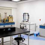 Laboratório moderno com instrumentos utilizados em pesquisas industriais e na área da saúde.