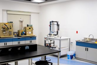 Laboratório moderno com instrumentos utilizados em pesquisas industriais e na área da saúde.