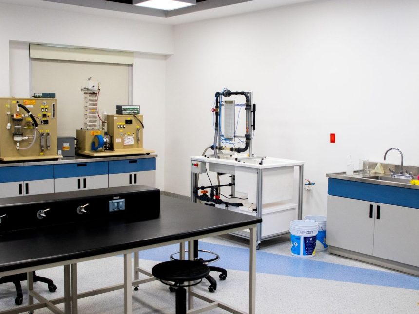 Laboratório moderno com instrumentos utilizados em pesquisas industriais e na área da saúde.