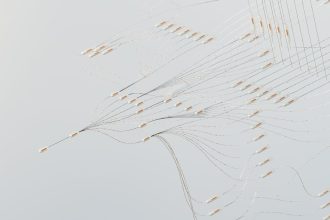 Ilustração abstrata de redes neurais digitais e fluxos de dados em tons de azul e roxo