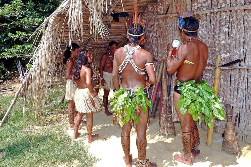 Pessoas indígenas em uma área de floresta amazônica no Brasil.